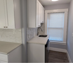 1 West St, Unit #2 in Lebanon, NH - Foto de edificio - Building Photo