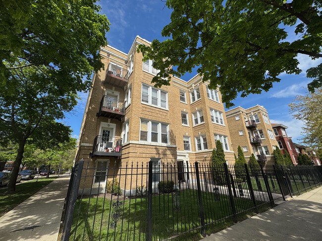 property at 3538 W Ainslie St