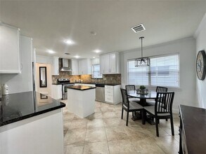 6210 Queensloch Dr in Houston, TX - Foto de edificio - Building Photo