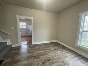 110 S 5th Ave W in Newton, IA - Building Photo - Building Photo