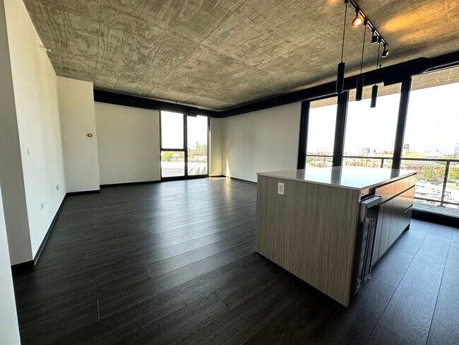 160 N Loomis St in Chicago, IL - Building Photo - Building Photo