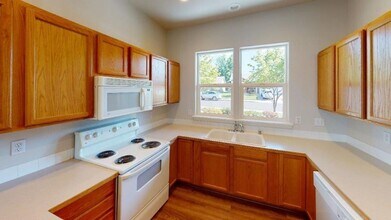 1372 SE Newgate Dr in College Place, WA - Building Photo - Building Photo