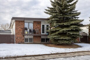 6505 Huntridge Hl NE in Calgary, AB - Building Photo