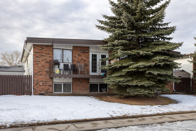 6505 Huntridge Hl NE in Calgary, AB - Building Photo - Primary Photo