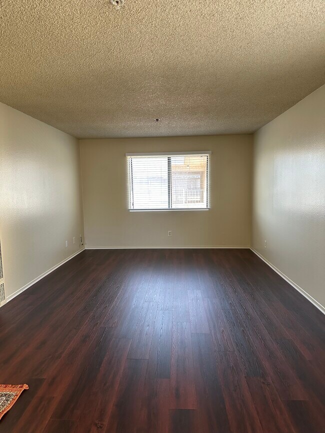 14025 Chadron Ave in Hawthorne, CA - Foto de edificio - Building Photo