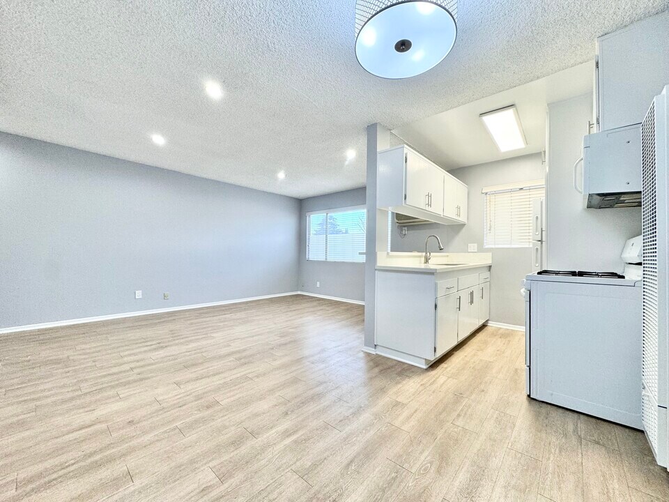 12311 Burbank Blvd in Los Angeles, CA - Building Photo