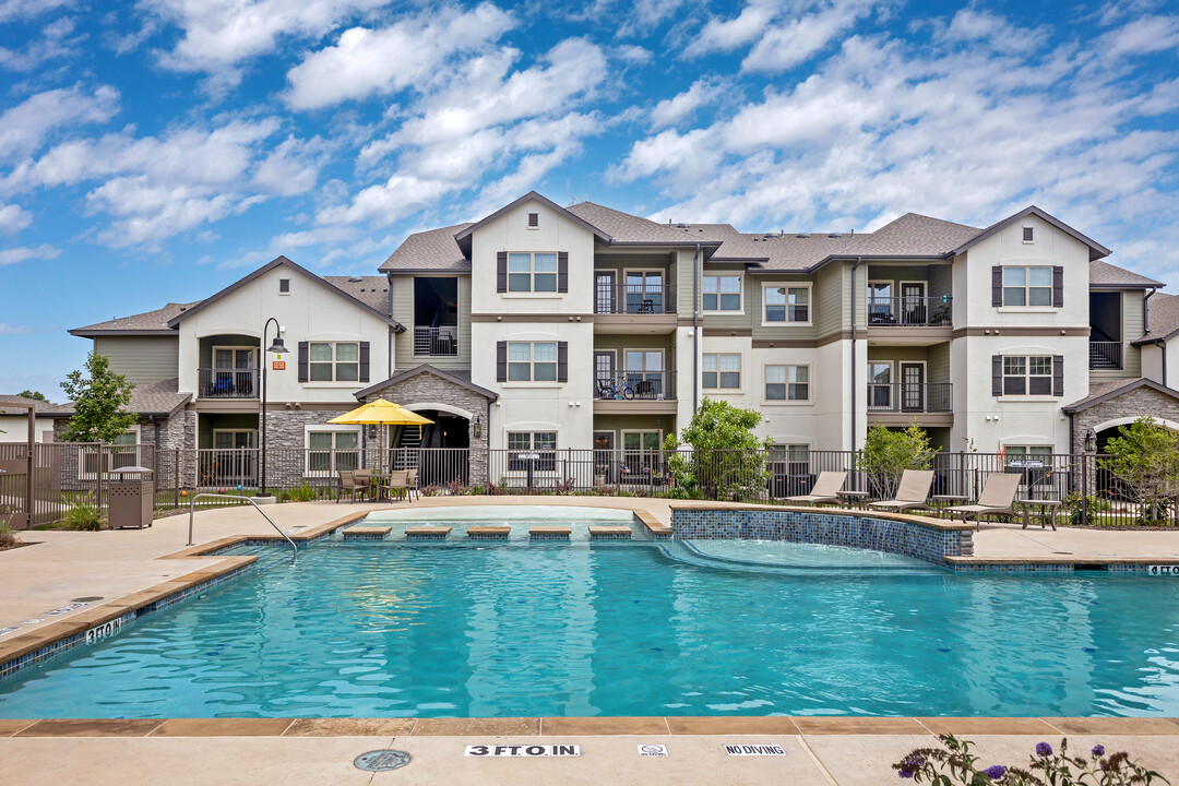 Cypress Creek at River Oaks Apartment Homes in Waxahachie, TX - Foto de edificio