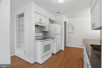 5205 Saratoga Ave, Unit 1005-H in Chevy Chase, MD - Foto de edificio - Building Photo