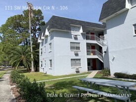 111 SW Madison Cir N in St. Petersburg, FL - Building Photo