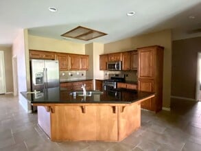 6182 E Fountain Way in Fresno, CA - Building Photo - Building Photo