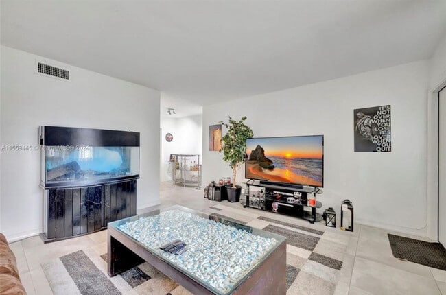 510 SW 15th St, Unit 105 in Pompano Beach, FL - Foto de edificio - Building Photo