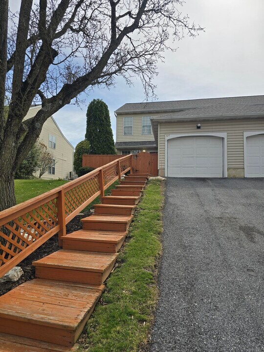 121 Treetops Dr in Lancaster, PA - Building Photo