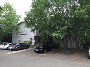 Denver Court Townhomes in Salem, OR - Building Photo - Building Photo