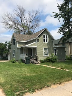 1326 W 4th St in Waterloo, IA - Foto de edificio