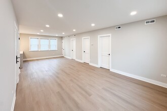 5120 N Laramie Ave, Unit 1 in Chicago, IL - Foto de edificio - Building Photo