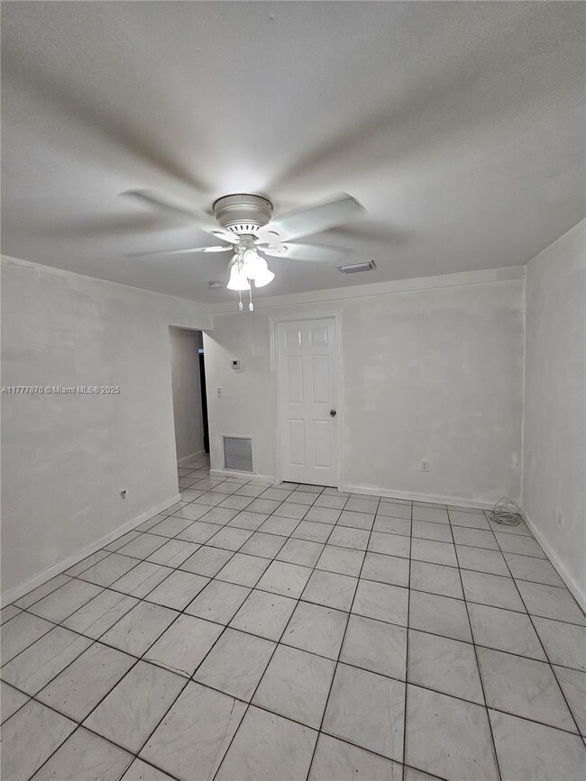 330 SW 79th Ct in Miami, FL - Foto de edificio - Building Photo