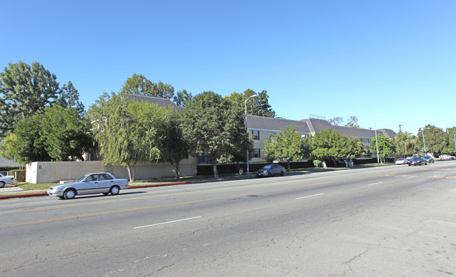 La Scala Apartments in Winnetka, CA - Foto de edificio - Building Photo