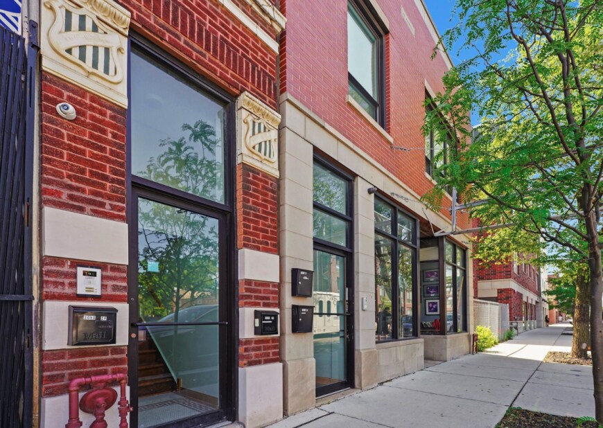 3048 N Milwaukee Ave in Chicago, IL - Building Photo