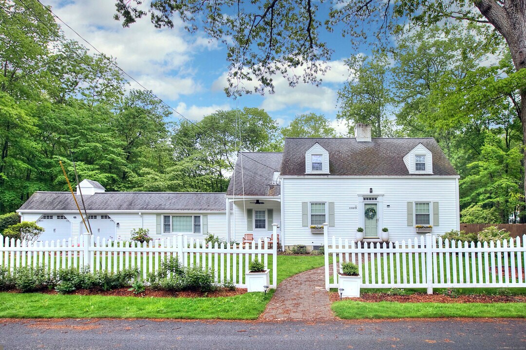 11 Clover Dr in Wilton, CT - Building Photo