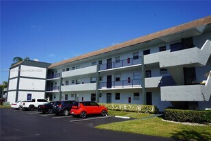 8330 Sands Point Blvd in Tamarac, FL - Building Photo