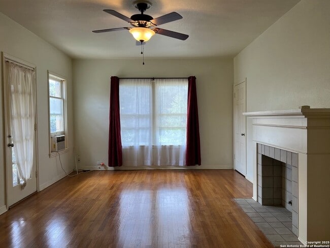 249 E Lullwood Ave in San Antonio, TX - Foto de edificio - Building Photo