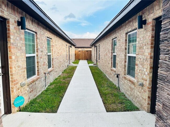 3911 Valeria St, Unit 8 in Edinburg, TX - Foto de edificio - Building Photo
