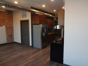 320 E Main St, Unit 200 in Ottumwa, IA - Foto de edificio - Building Photo