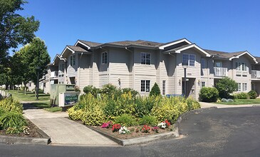 Cascade House at Hope Village in Canby, OR - Foto de edificio - Building Photo