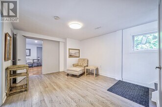 215 Searle Ave in Toronto, ON - Building Photo - Building Photo