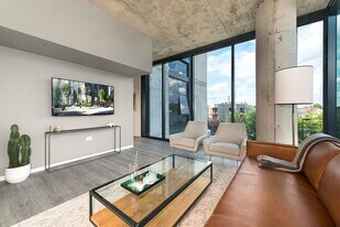 2210 N Washtenaw Ave in Chicago, IL - Building Photo