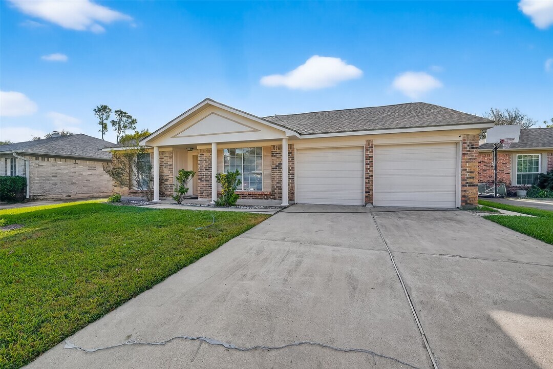 2018 Windy Meadow Dr in Sugar Land, TX - Foto de edificio