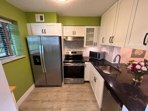 2733 S Oakland Forest Dr in Oakland Park, FL - Building Photo - Building Photo