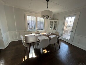 17 Cottonwood Rd in Port Washington, NY - Building Photo - Building Photo