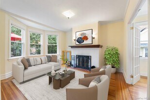 216 Lakeview Pl in Bronx, NY - Building Photo