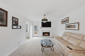 638 Oberlochen Way, Unit 4 in Douglasville, GA - Foto de edificio - Building Photo