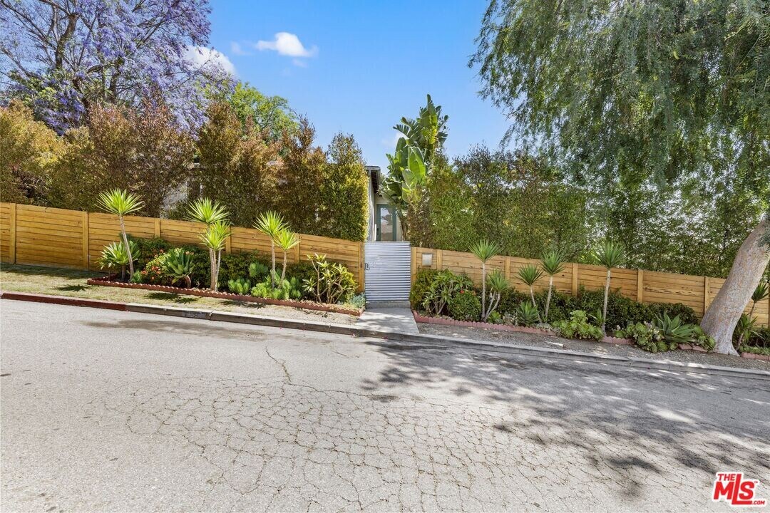 2320 Belleglade Ave in Los Angeles, CA - Building Photo