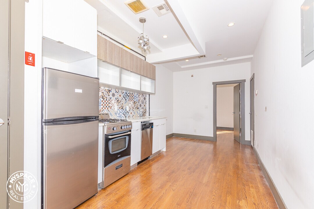 249 Powers St, Unit 4M in Brooklyn, NY - Building Photo
