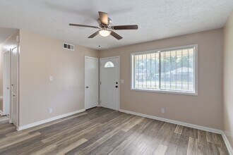 1052 Enoch Dr in Columbus, GA - Foto de edificio - Building Photo