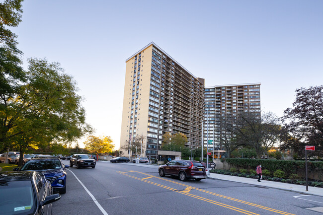 The Bay Club in Bayside, NY - Building Photo - Building Photo