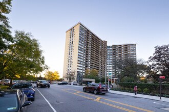 The Bay Club in Bayside, NY - Foto de edificio - Building Photo