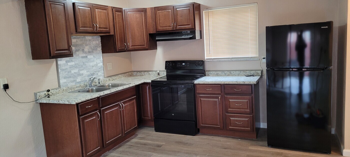 10001 Kodiak Dr in St. Ann, MO - Building Photo