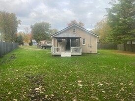 990 Pine Rd in Bay City, MI - Building Photo