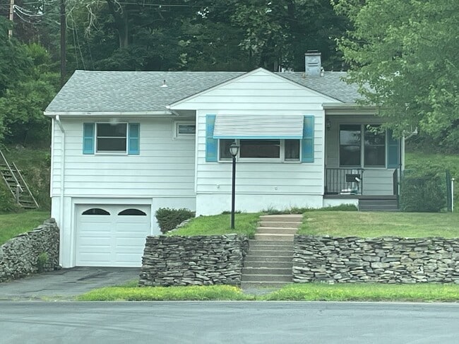 110 Maple Ave in East Stroudsburg, PA - Building Photo - Building Photo