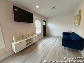 120 Magnolia Dr in San Antonio, TX - Building Photo - Building Photo