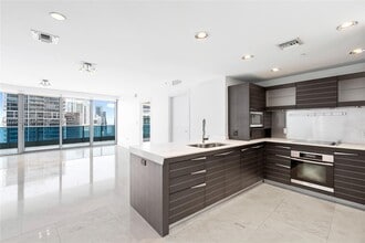 200 Biscayne Blvd Way in Miami, FL - Building Photo - Building Photo