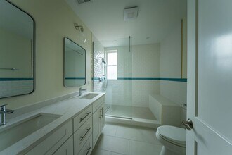 2420 N Geneva Terrace in Chicago, IL - Building Photo - Building Photo