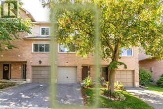 26 Moss Blvd in Hamilton, ON - Building Photo - Building Photo