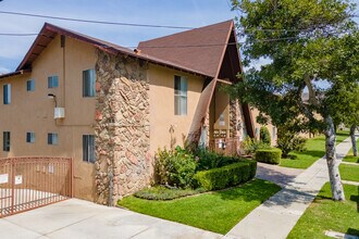 Alta Court Apartments in Whittier, CA - Building Photo - Building Photo