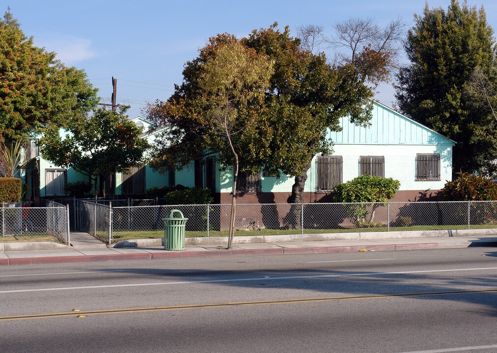 557-561 W Arbor Vitae St in Inglewood, CA - Foto de edificio