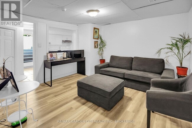 property at 18 Wakil Dr